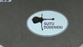 Suitu dūdenieki spēlē un dzied Padurē 2017.gada 9.septembrī