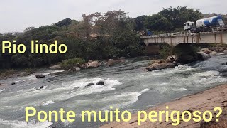 Parada para olhar rio na beira da estrada.