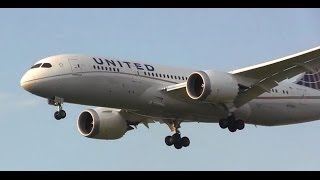 United 787-8 Landing at Chicago O'Hare