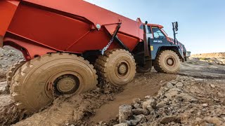 Huge Truck got stuck in mud!!! Timber trucks and dump trucks work in harsh conditions off-road!!!