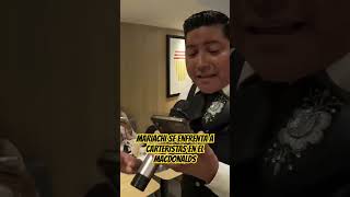 Mariachi se enfrenta a carteristas en el mcdonalds