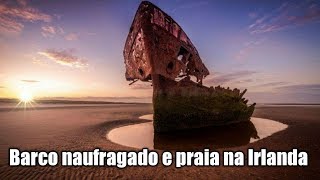 Barco naufragado em praia na Irlanda