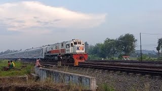 Stasiun Karangsari || Ramai Antusias Masyarakat Melihat Kereta Api Melintas