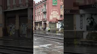 В Харькове парень на коньках проехался по Московскому проспекту