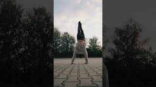 steps to the right and left alternating in a handstand #calisthenics #fitness