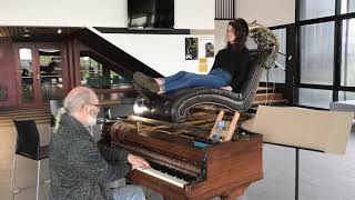 Un piano massage a été installé dans le hall du Grand Nord à Mayenne.