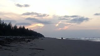 MENIKMATI MATAHARI TERBENAM DI PANTAI