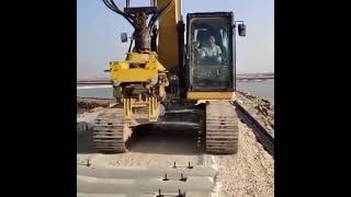 Construction of a railroad by an excavator machine#short