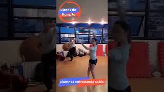 Clases de Kung Fu Short: Alumnos entrenando sable