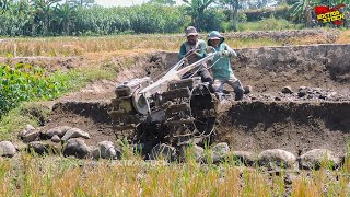 Traktor Sawah Naik Turun Di Lahan Berbatu