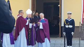 Odsłonięcia pamiątkowych tablic na kolumnach przed wejściem do kościoła. Hel, 01.10.2018 r.