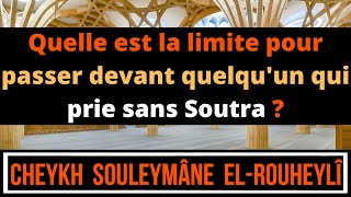 La limite autorisée pour passer devant quelqu'un qui prie sans Soutra- Cheykh Souleymâne El-Rouheylî