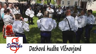 Dechová hudba Vlčnovjané při volném hraní během folklorních slavností a Jízdě králů ve Vlčnově.