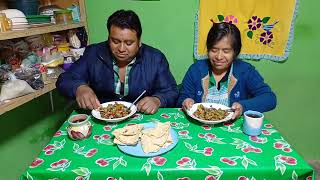 preparé deliciosos nopales fritos con cebolla y chiles secos para cenar con mi familia en el rancho