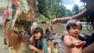 Danis dan adik main barong dan mandi di sungai