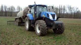 www.tractorfoto.tk- Loonbedrijf Missotten BVBA rijdt drijfmest uit met de New Holland T7030