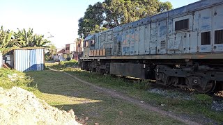 Trem da VLI com vagões carregados e revisados descendo para a Ferbasa com a U20C 2581.