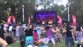 Hundreds of people dance to Bollywood @Fitzroy Gardens