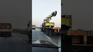 HEAVY CONSTRUCTION CRANE ON HIGHWAY.