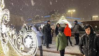 Толпы народа собрались на улицах Москвы в Новогоднюю ночь.