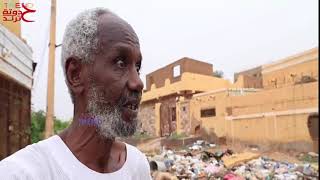 'مشهد يكسر القلب'.. سوداني يجمع وثائق جيرانه من بقايا النفايات