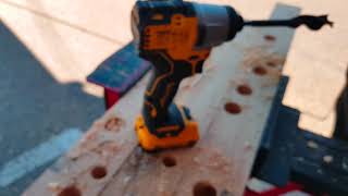 DeWalt DCF801D2 12V XR wiercenie w drewnie wiertłem udarowym 22mm