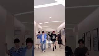 Вот это нежданчик, под русскую песню станцевали😳🔥 #txt#love #kpop #dance #shorts #moa #рекомендации