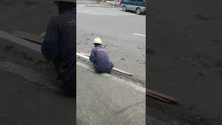 AMAZING - Painting a road line by hand!!! Only in the Philippines!