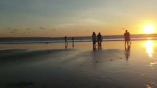 Kilau Emas Senja di Pantai Seminyak Bali Indonesia