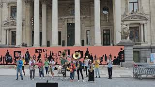 Dance Monkey Brussel street band