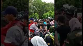 KONDISI DI DEPAN GEDUNG DPR RI SAAT PARA MAHASISWA BERDATANGAN UNTUK BERDEMO