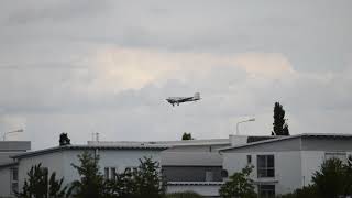 Landeanflug eines Rosinenbombers auf die Clay Kaserne / 70 Jahre Luftbrücke