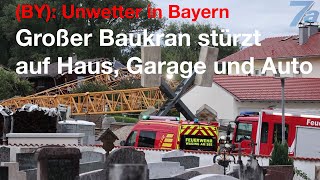 Großer Baukran stürzt um, zertrümmert Haus-Vordach mit Solaranlage sowie Garage und Fahrzeug