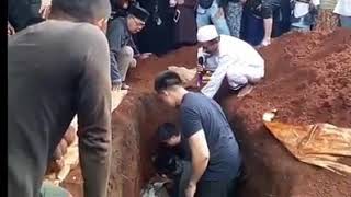 kabar duka!!!Proses pemakaman alm ibunda BAIM WONG,penuh haru