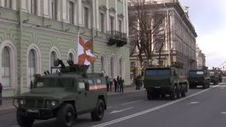 Военная техника идет в колонне с Парада Победы в Санкт-Петербурге 2017