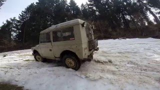 Campagnola fuoristrada sulla neve