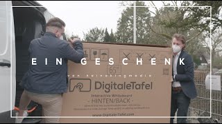 #DSkompakt Gewinnspiel: Die Übergabe der Digitalen Tafel von heinekingmedia