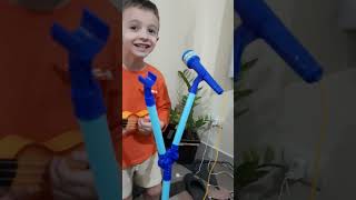 ENZO TOCANDO VIOLÃO E CANTANDO