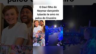 O Davi filho do Neymar dançando tubarão, te amo no palco do cruzeiro #neymar #mcryansp