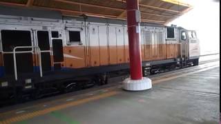 Kereta Api BIMA ditahan keluar Stasiun Jayakarta #Vlog17