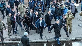 В Сети появилось фото спешно покидающего митинг в Житомире Порошенко