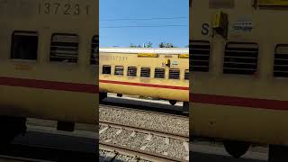 WAP 4 at High Speed crossing makarpura|Indian Train Lovers#indianrailways #trainvideo #indiantrain