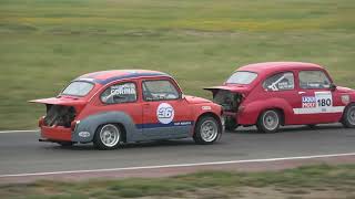 A fondo bajando la recta los Fiat Potenciados y los Fiat Abarth.