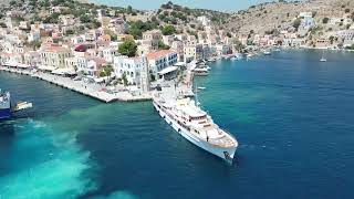 Το λιμάνι της Σύμης από εναέρια λήψη. Gialos, Symi, from above.