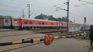 Express Crossing Railway Gate Very Fast ⏩// Indian Rail//SatyaRailVlog