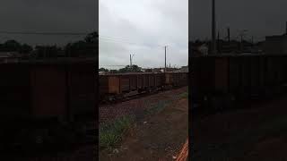 RARIDADE !!!! Trem com vagões Fechados da MRS em Pindamonhangaba-SP (Vídeo por mamãe)