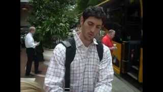 NBA Player Kirk Hinrich signing some autographs - TopSignatures.com