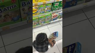 Adek ambil susu sampek jatuh #shorts #shortsviral #anaklucu #funny #funnyvideo #jatuh #fyp