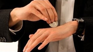 How to make a coin goes trough your hand "Coin Tricks"