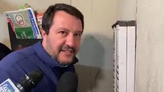 Bologna, la provocazione di Salvini Citofona in periferia a casa di un tunisino 'Lei spaccia'